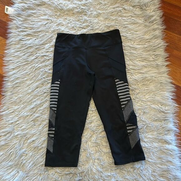 Splendid women’s black and gray stripped cropped polyester stretch leggings - Picture 1 of 6